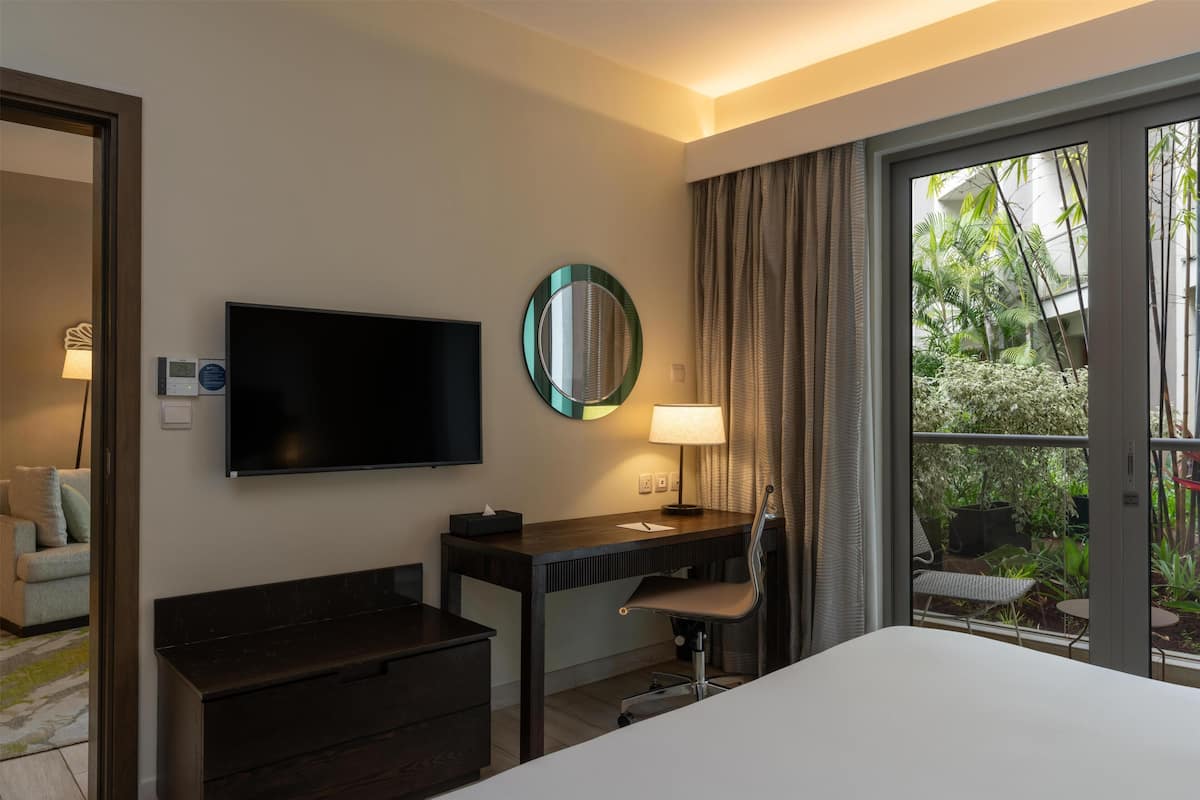 Suite, 1 habitación (with Lounge Access) | Minibar, caja de seguridad en la habitación y escritorio