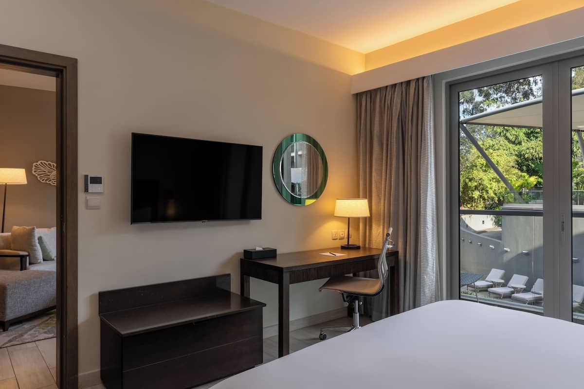 Suite, 1 Schlafzimmer, Poolblick (& Lounge Access) | Minibar, Zimmersafe, Schreibtisch, laptopgeeigneter Arbeitsplatz