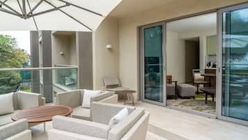 Junior Suite (with Lounge Access) | 1 bedroom, minibar, in-room safe, desk