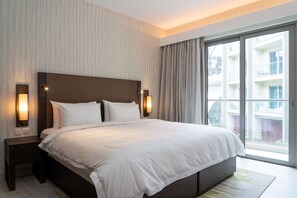 Frigobar, cofres nos quartos, escrivaninha