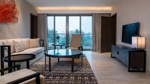 Suíte júnior (with Lounge Access) | Frigobar, cofres nos quartos, escrivaninha