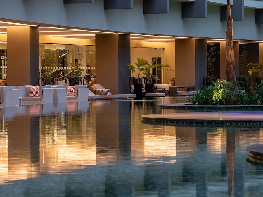 Alberca al aire libre, sombrillas en la alberca y camastros