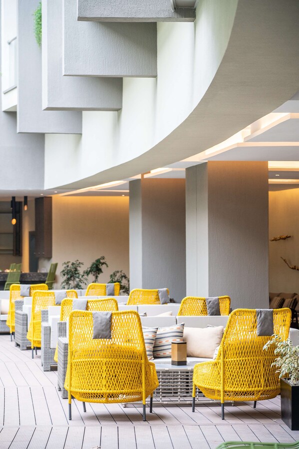 Outdoor pool, open 7:00 AM to 7:00 PM, pool umbrellas, sun loungers - Radisson Blu Hotel & Residence, Nairobi Arboretum (Nairobi)