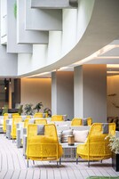 室外游 泳池，07:00 至 19:00 开放，池畔遮阳伞，日光浴躺椅