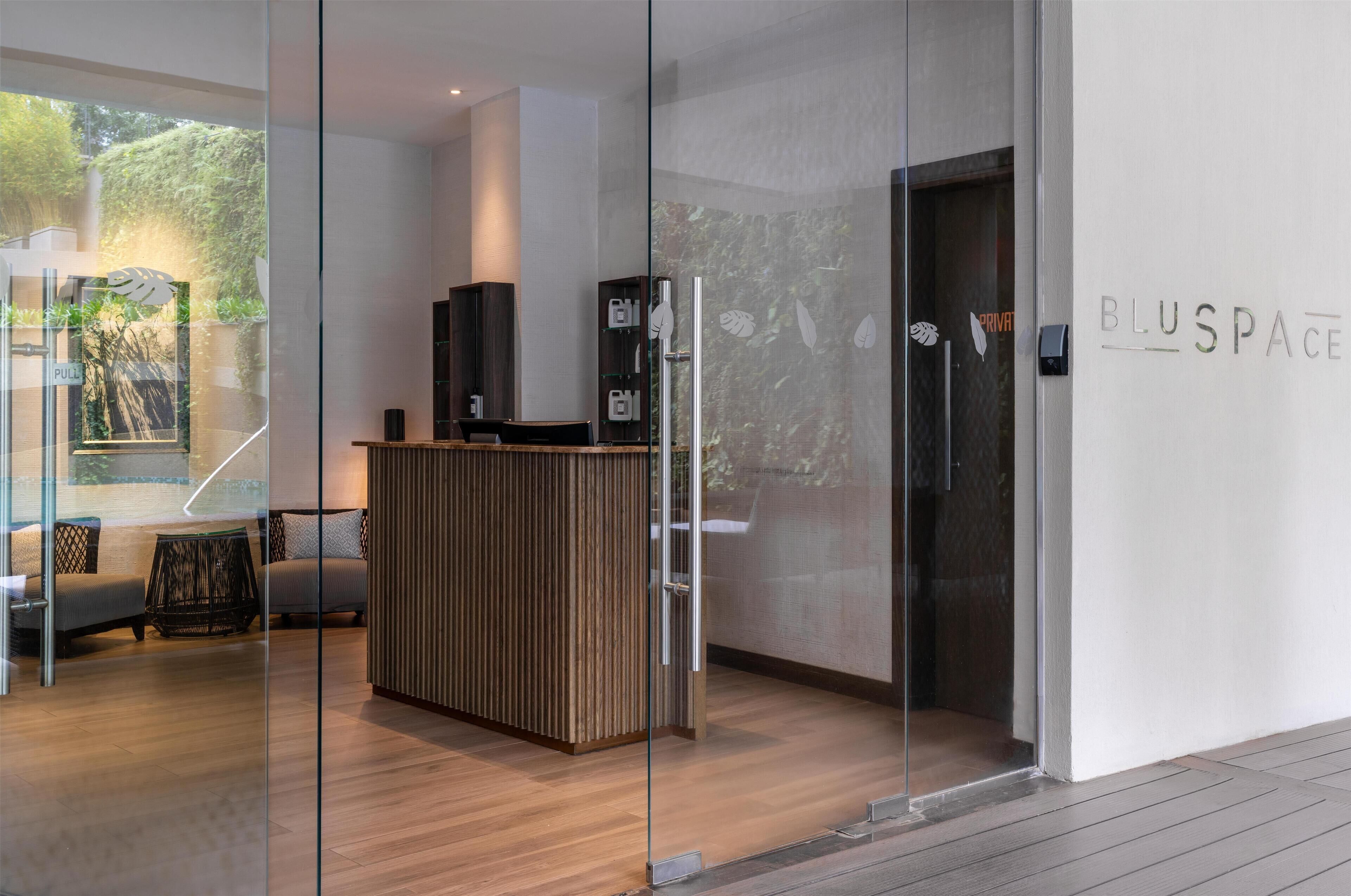 Sauna, hot tub, steam room, hot stone massages, deep-tissue massages
