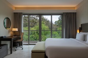 Junior Suite (with Lounge Access) | Minibar, in-room safe, desk, laptop workspace