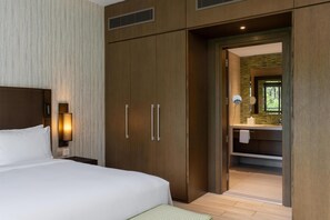 Minibar, coffres-forts dans les chambres, bureau