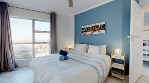 2 bedrooms, blackout curtains, free WiFi, bed sheets - The Bay Views (Cape Town)