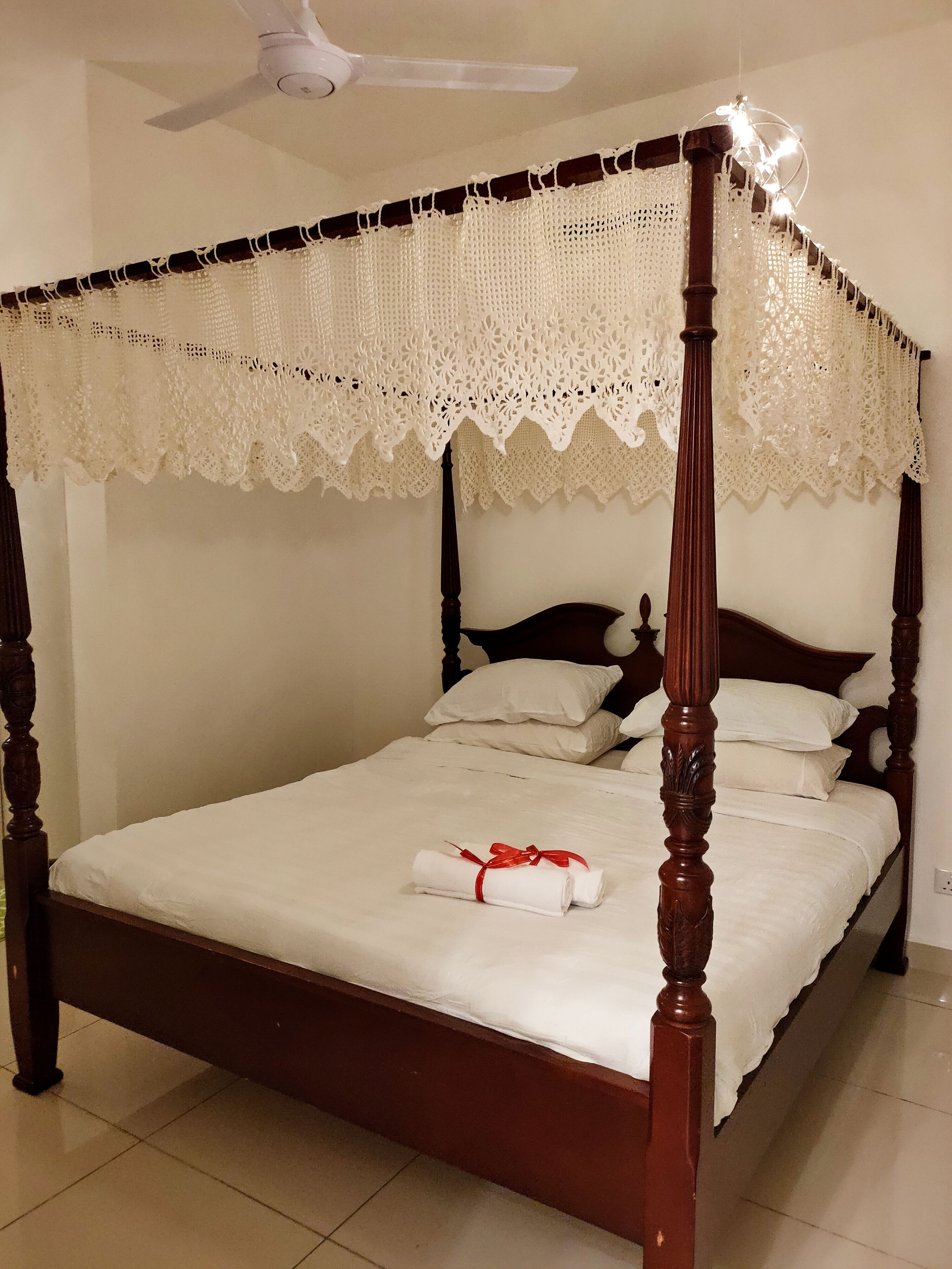 3 quartos, ferros/tábuas de passar roupa, roupa de cama