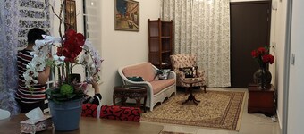 Hanya Dikau Guest House on uudessa, puhtaassa ja turvallisessa naapurustossa Jitrassa.