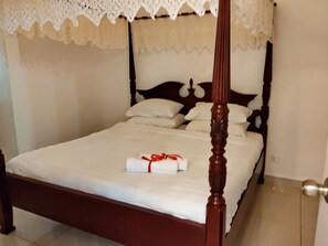 3 bedrooms, iron/ironing board, bed sheets