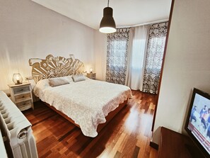 2 bedrooms, iron/ironing board, WiFi, bed sheets - New and spacious apartment, in the best area of the city (Lleida)