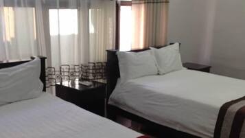 Standard Twin Room | Individually decorated, individually furnished, desk, laptop workspace