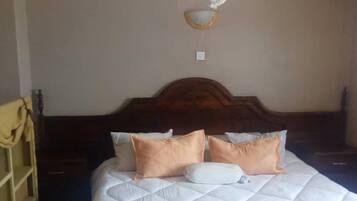 Standaard kamer | Individueel gedecoreerd, individueel gemeubileerd, een bureau