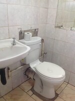 Ducha, secador de pelo, toallas, jabón