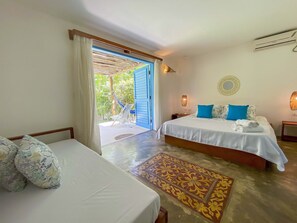 Comfort dubbelrum - utsikt mot stranden - bottenvåning (Independent entrance) | Sängtillbehör av högsta kvalitet, minibar och individuell inredning