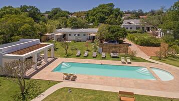 2 outdoor pools, pool loungers