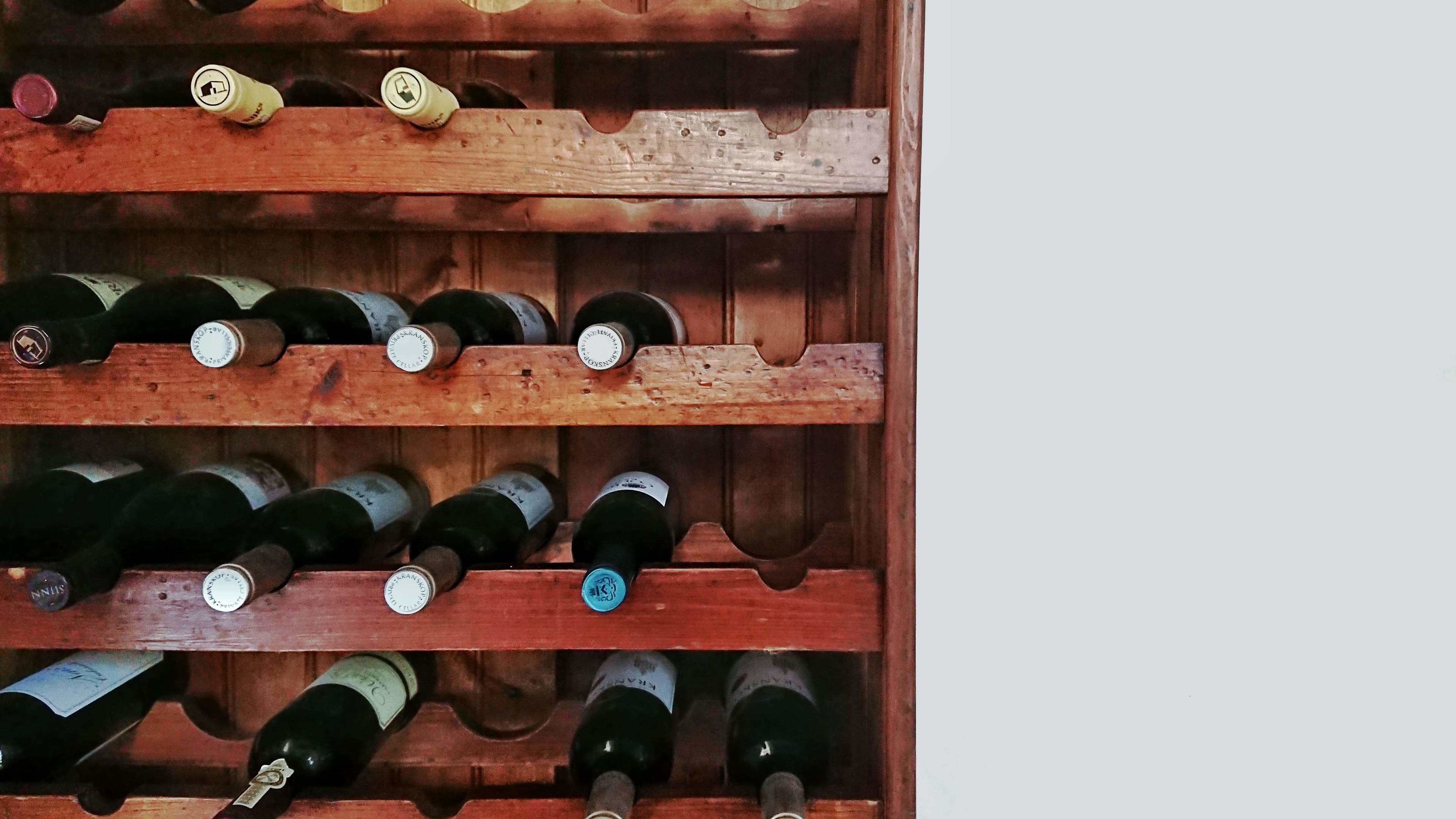 Un porte-bouteilles en bois contenant plusieurs bouteilles de vin.
