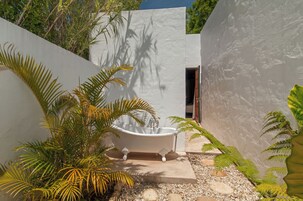 Luxury Room | In-room safe, individually decorated, individually furnished, desk