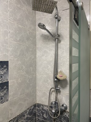 Free toiletries, slippers, bidet, towels - Hostal Latino (Giza)