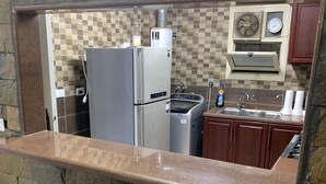 Geladeira grande, micro-ondas, fogão, cooktop