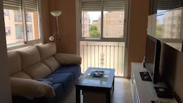 Een televisie en een stereo