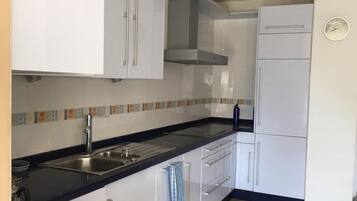 Een koelkast, een magnetron, een oven, een kookplaat