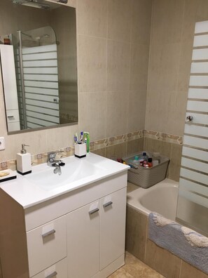 Baignoire, sĂšche-cheveux, serviettes fournies, savon