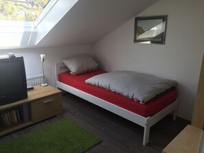Apartment, 3 Bedrooms | 3 bedrooms, desk, laptop workspace, free WiFi - Wohnen am Neckar (Neckargemuend)