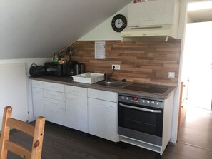 Appartement, 3 chambres | Coin cuisine privé | Réfrigérateur, micro-ondes, plaque de cuisson