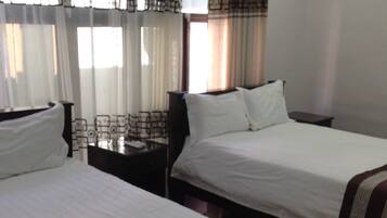 Habitación estándar con 2 camas individuales | Ropa de cama de alta calidad, minibar y tabla de planchar con plancha