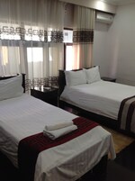 Ropa de cama de alta calidad, minibar y tabla de planchar con plancha 