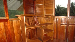 A wooden interior with a built-in bench and shelves. - EcoFarm Casa Pequeña (Drake Bay)