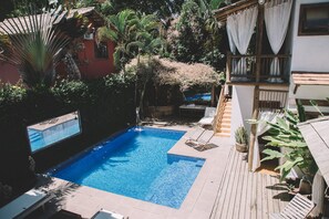 Outdoor pool, sun loungers - Pousada Encantada (Porto Seguro)