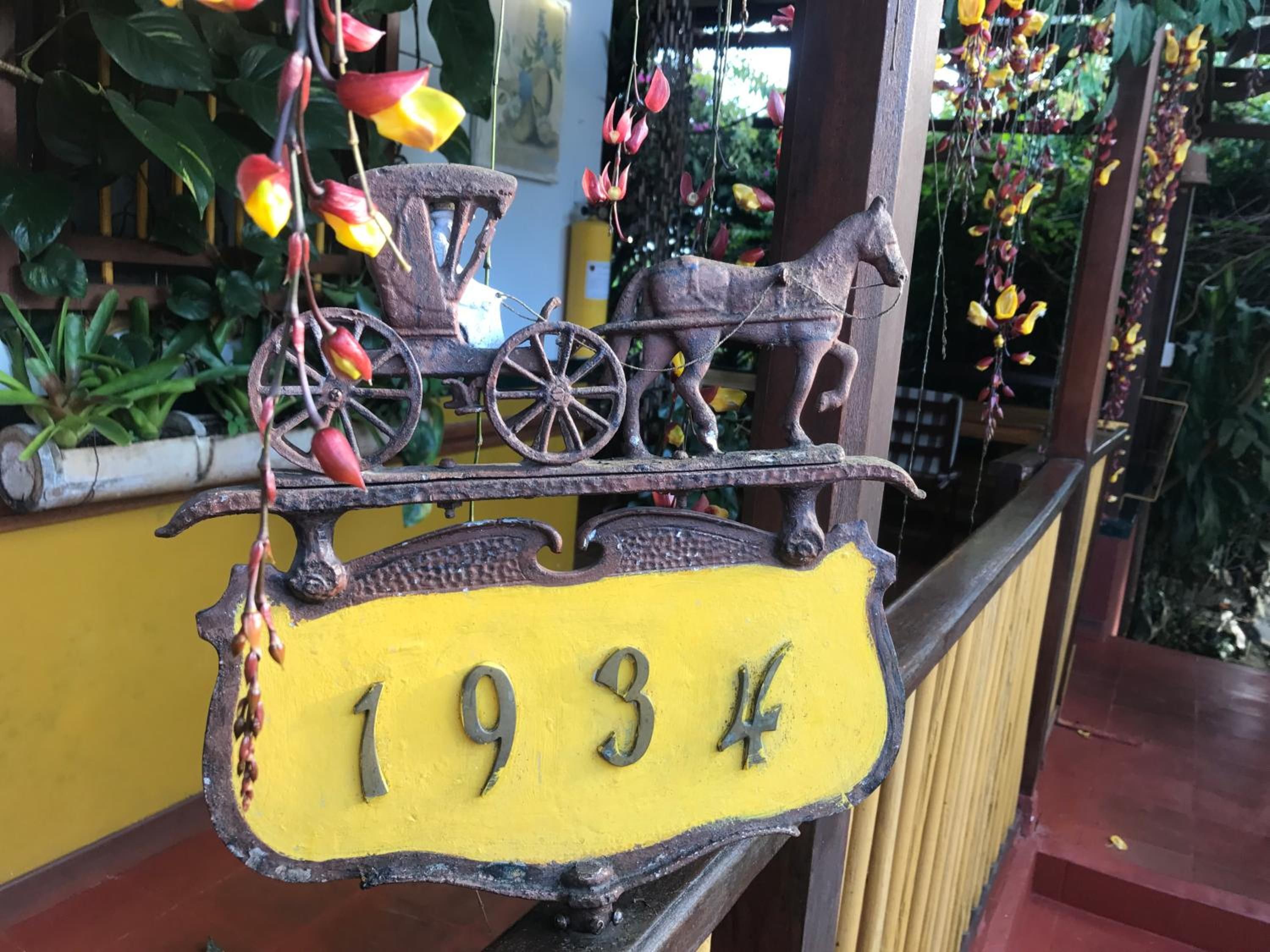 Ein dekoratives Schild mit einer Kutsche und dem Jahr 1934.