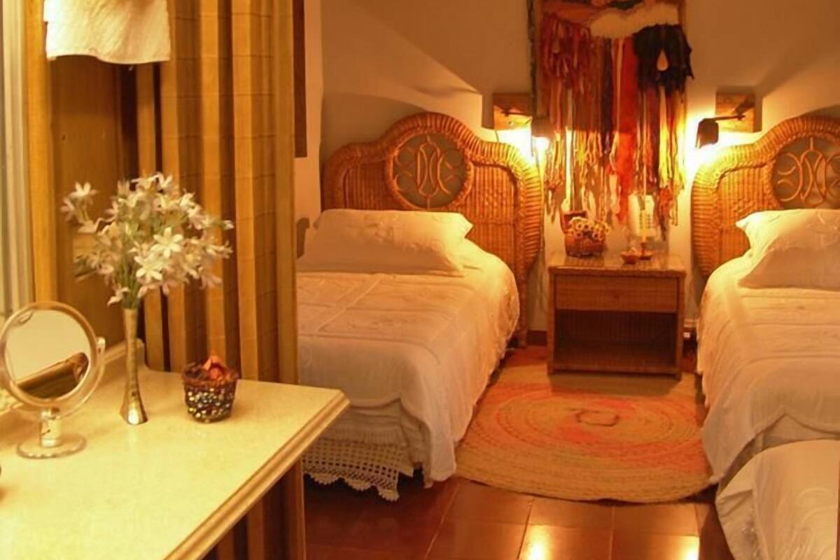 Minibar, in-room safe, WiFi (free), bed sheets