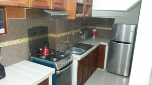 Refrigerador, microondas, horno, utensilios de cocina