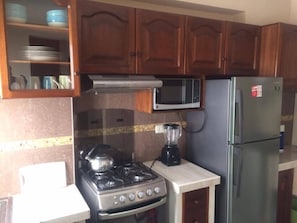 Executive Apartment | Private kitchen | Fridge, microwave, oven, cookware/dishes/utensils - Trujillo Apartments (Víctor Larco Herrera)