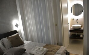 Double Room, Garden View (N.3) | In-room safe, individually decorated, individually furnished, desk - Les 3 Chambres (Lecce)