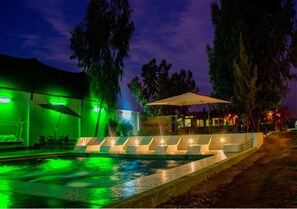 A pool area with a sunken seating area and a covered section. - Lodge Viñas del Sol (Grocio Prado)