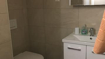 Apartemen Basic, 1 kamar tidur | Kamar mandi | Shower, handuk, dan tisu toilet