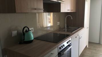 Apartemen Basic, 1 kamar tidur | Dapur pribadi | Lemari es, microwave, kompor, dan peralatan masak/sendok-piring