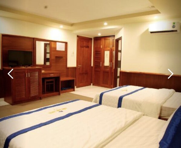 Phòng đôi hoặc 2 giường đơn Deluxe, 2 giường cỡ queen, hút thuốc | Bàn, khu vực làm việc phù hợp cho laptop, màn/rèm cản sáng