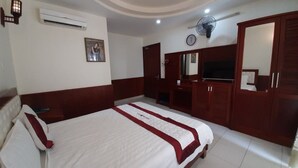 Deluxe-Doppelzimmer zur Einzelnutzung | Schreibtisch, laptopgeeigneter Arbeitsplatz, Verdunkelungsvorhänge