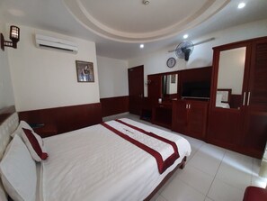 Phòng đơn Deluxe | Bàn, khu vực làm việc phù hợp cho laptop, màn/rèm cản sáng