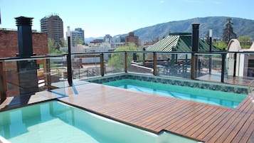 2 piscinas al aire libre, una piscina en la azotea