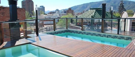 2 outdoor pools, a rooftop pool