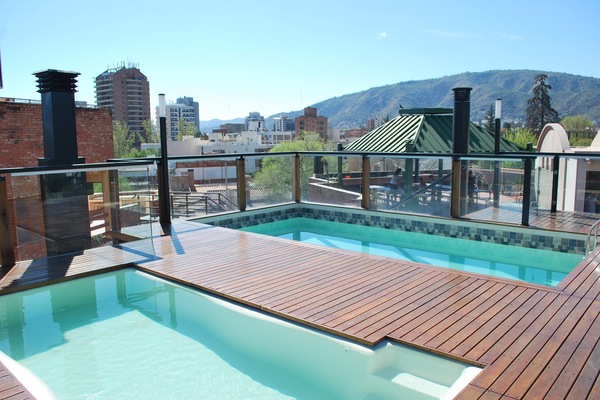 2 outdoor pools, a rooftop pool