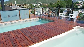 2 ulkouima-allasta, katolla sijaitseva uima-allas