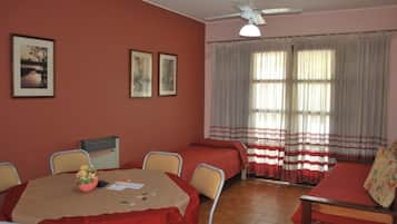 Family Apartment | Ruang tamu | TV